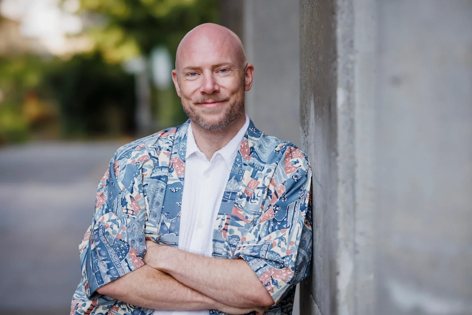 Daan leaning against a wall, smiling